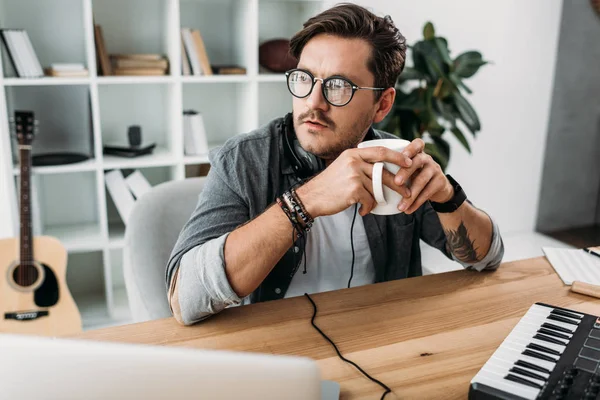 Hombre reflexivo con taza de café — Foto de Stock