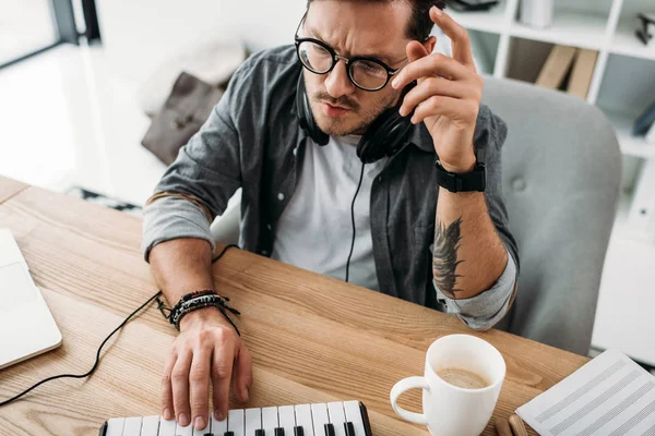 Musician playing MPC pad — Free Stock Photo