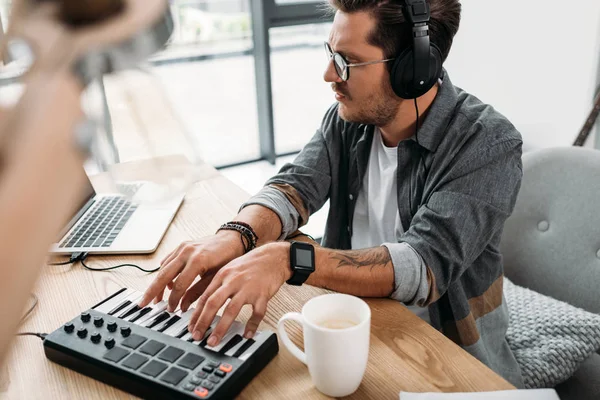 Musician playing MPC pad — Stock Photo, Image