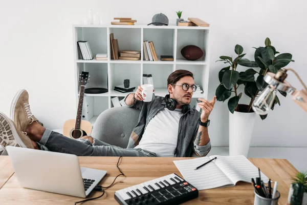 Mann trinkt Kaffee am Arbeitsplatz — Stockfoto