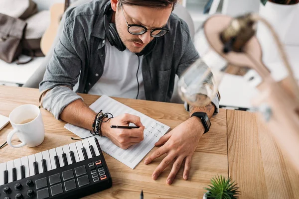 Músico escribir notas — Foto de Stock