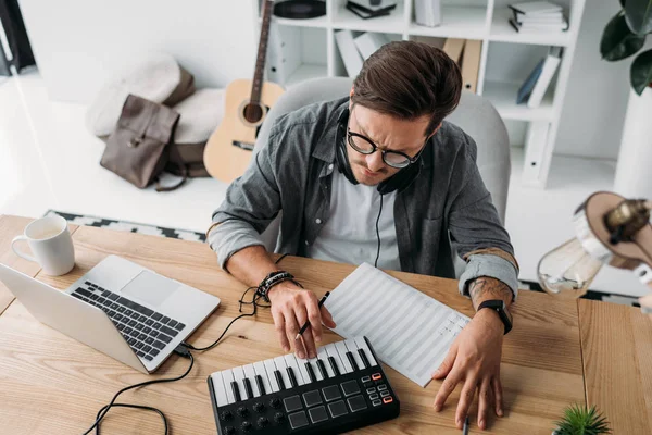 Musiker arbeitet an neuem Projekt — Stockfoto