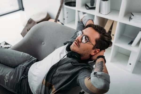 modern ofisindeki rahatlatıcı adam