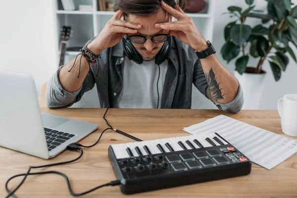 Joven músico enojado — Foto de Stock