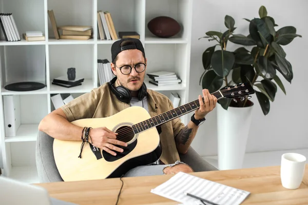 Mann spielt Gitarre — kostenloses Stockfoto