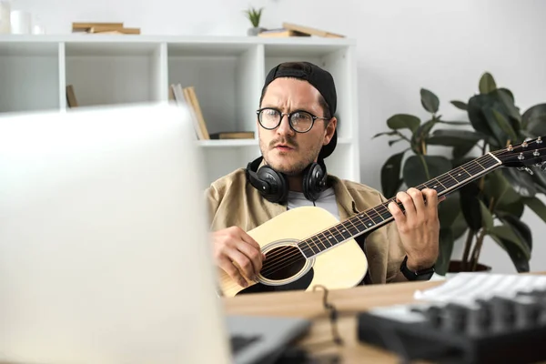 Mann spielt Gitarre — kostenloses Stockfoto