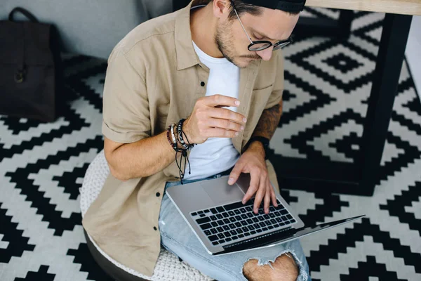 Homme d'affaires travaillant avec un ordinateur portable — Photo