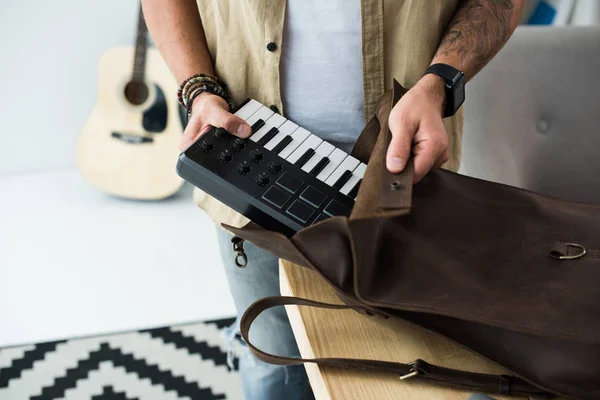 Musiker steckt MPC-Pad in Tasche — Stockfoto