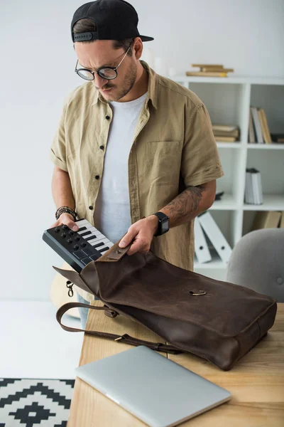 Musicista mettendo pad MPC in borsa — Foto Stock
