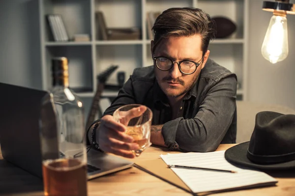 Unsuccessful musician drinking alone — Stock Photo, Image