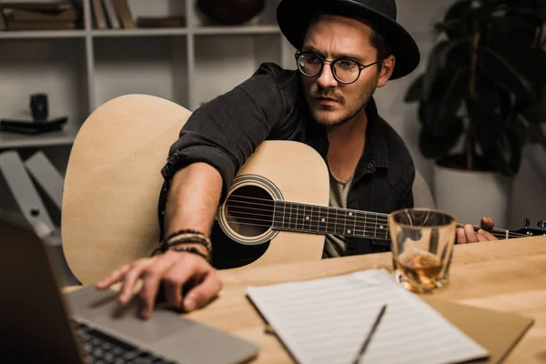 Hombre con guitarra y whisky — Foto de Stock