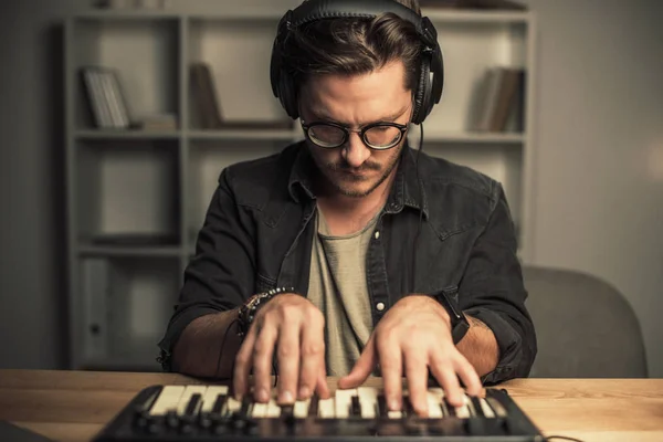 Man working with keyboard controller — Stock Photo, Image