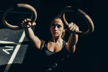 sporcumuz jimnastik halkaları üzerinde
