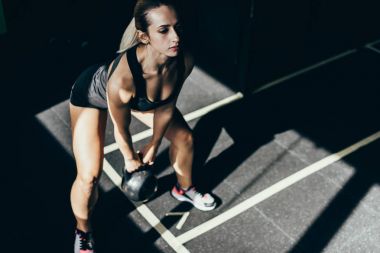 sporcumuz kettlebell kaldırma