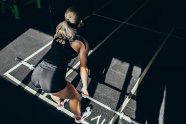 sporcumuz kaldırma halter salonunda