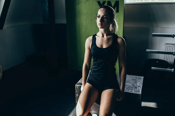 Sportswoman on break in gym — Stock Photo, Image