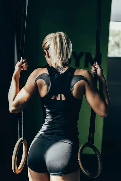 Mujer con anillos gimnásticos — Foto de Stock