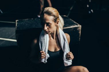 sporcumuz omuzlarında havlu ile