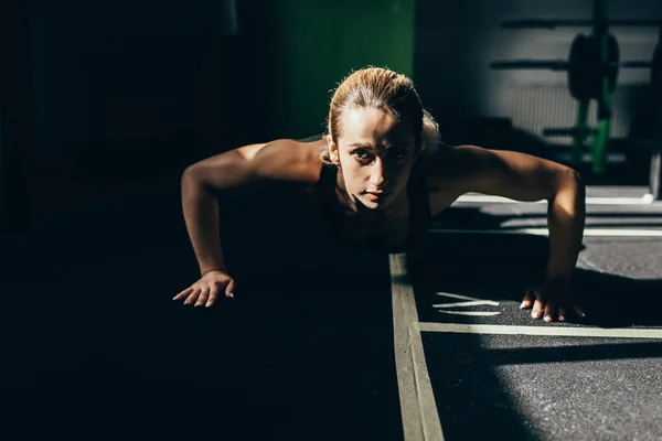 Vrouw doet push ups — Stockfoto