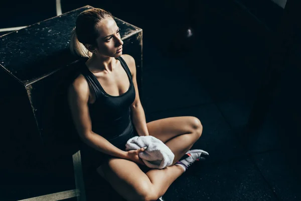 Sportovkyně na podlaze tělocvičny — Stock fotografie