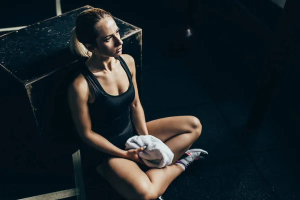 Sportiva sul pavimento della palestra — Foto Stock