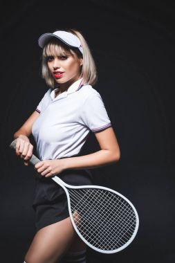 Tenis raketli güzel bir kadın.