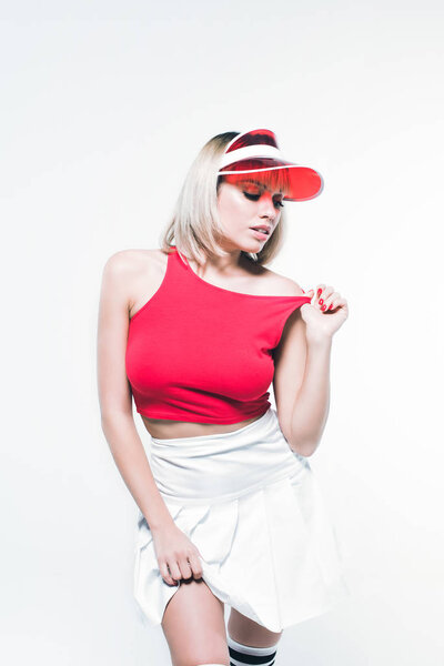 блондинка в теннисной спортивной одежде
