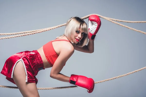 Красива жінка в спортивному одязі і боксерських рукавичках — стокове фото