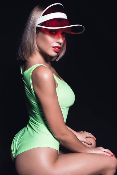 сексуальная женщина в купальнике и кепке
