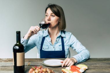 Sommelier Şarap kırmızı incelenmesi