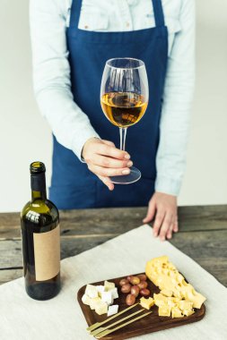 sommelier bardak beyaz şarap holding 