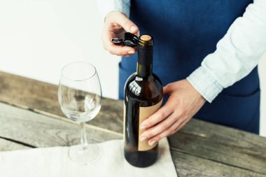 Sommelier açılış şişe beyaz şarap  