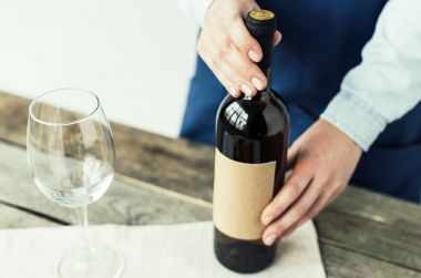 sommelier şişe beyaz şarap holding  