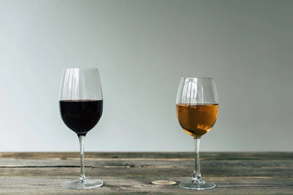 Two glasses of red and white wine — Stock Photo, Image