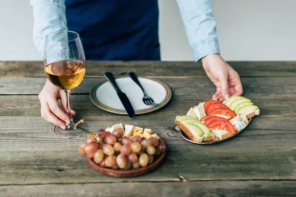 Vrouw nemen glas wijn — Gratis stockfoto