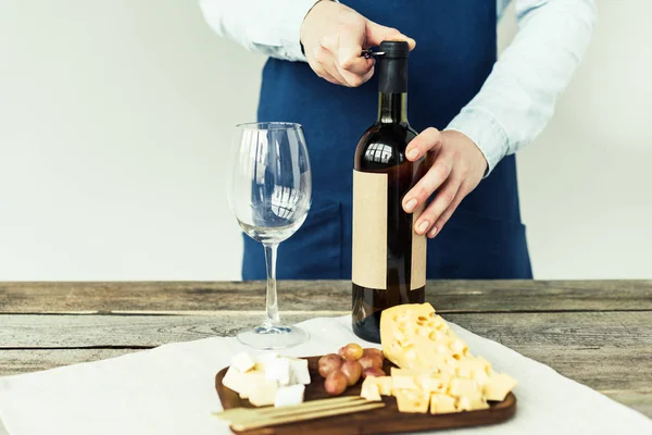 Sommelier aprendo bottiglia di vino bianco — Foto Stock