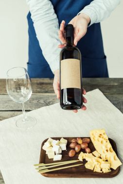 Sommelier gösteren şişe şarap