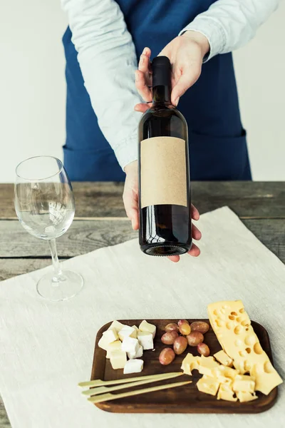 Sommelier che mostra bottiglia di vino — Foto Stock