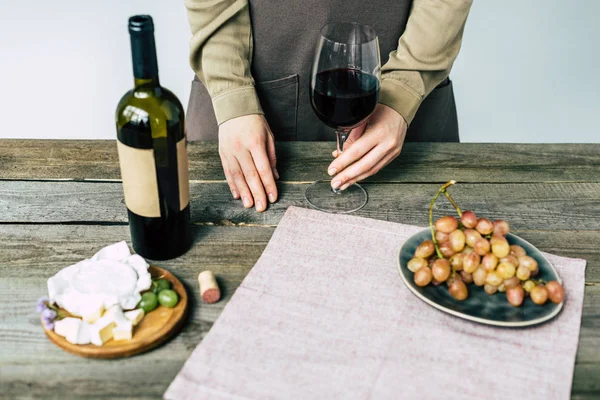 Sommelier holding glass of wine — Free Stock Photo