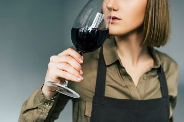 Sommelier examining red wine — Stock Photo, Image