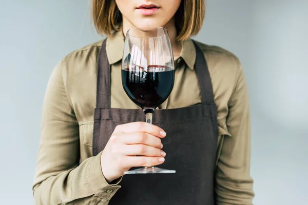 Sommelier de pé com copo de vinho — Fotografia de Stock