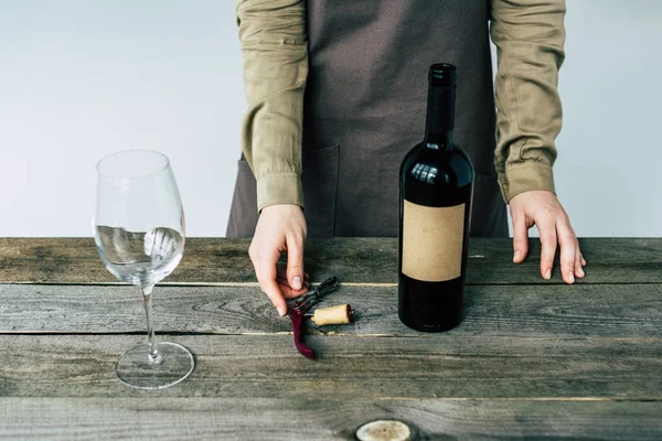 Sommelier de pie con botella abierta de vino — Foto de Stock