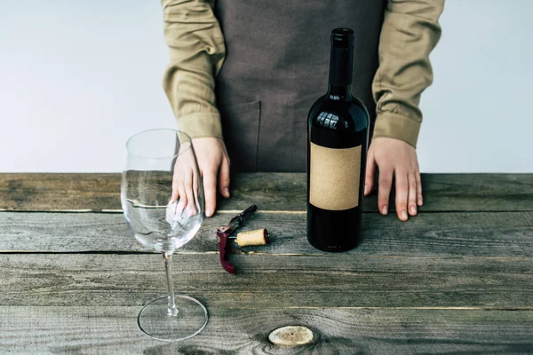 Sommelier con botella de vino — Foto de stock gratis