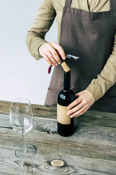 Сомелье открывает бутылку красного вина — стоковое фото