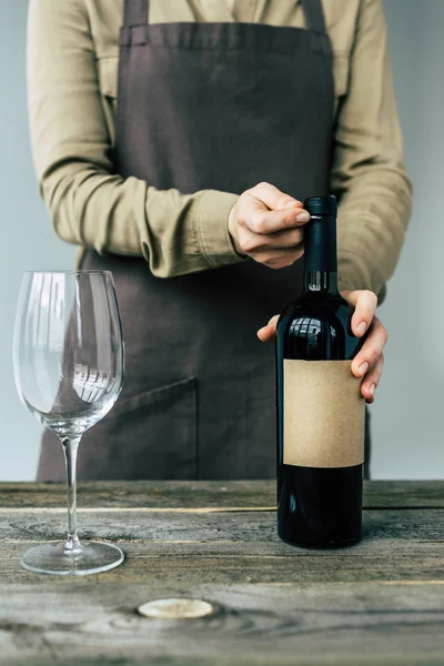 Sommelier aprendo bottiglia di vino — Foto Stock