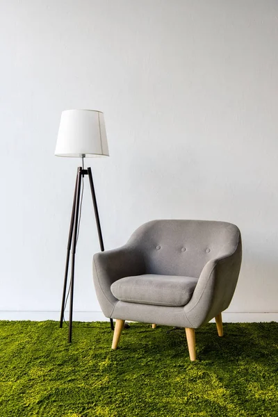 Szürke fotel és lámpa — Stock Fotó