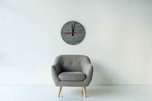 Кресло и часы — стоковое фото