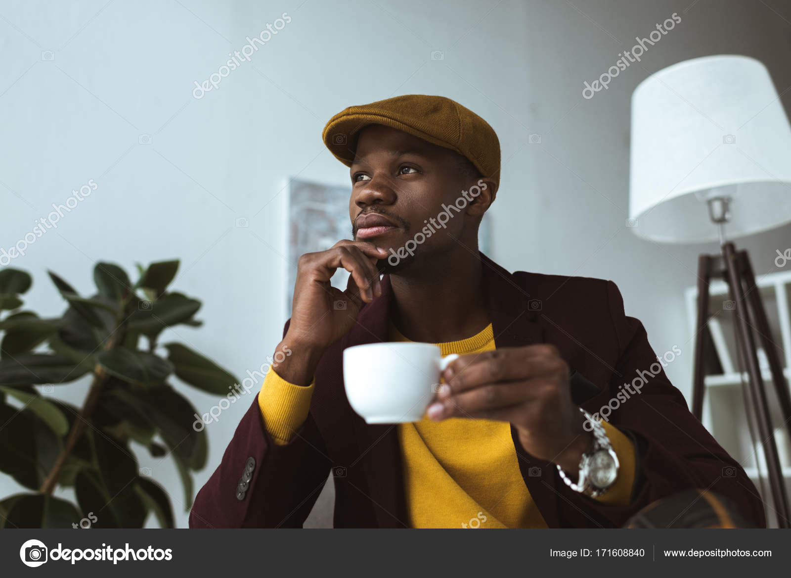 Düşünceli AfrikalıAmerikalı işadamı kahve ile Stok fotoğrafçılık ©Y