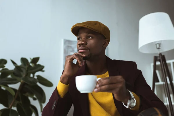 Στοχαστικός Αφρικανικός Αμερικανός επιχειρηματίας με καφέ — Φωτογραφία Αρχείου