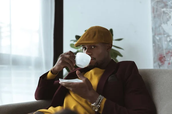 Stylish african american man drinking coffee — Free Stock Photo